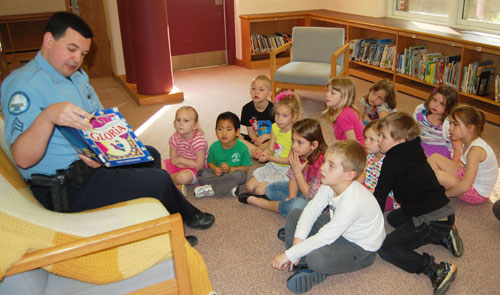 Southern Regional Police Officer Reads to Kindergarten Class