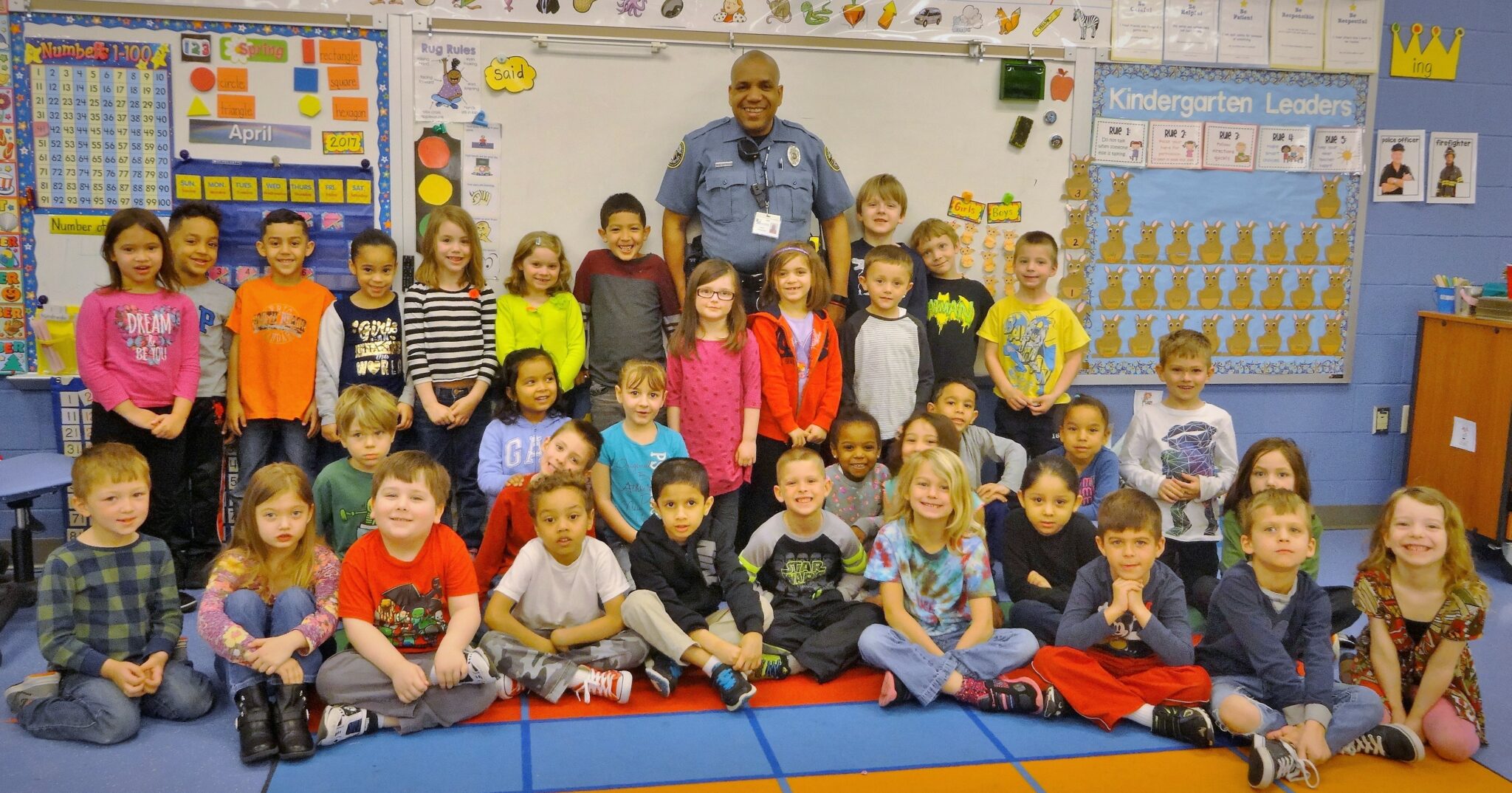 Officer Hottenstein with kindergarten students